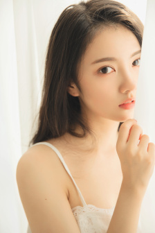 在逃生游戏里花式挨草